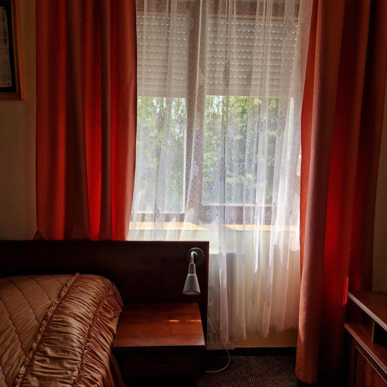 Hotel Helikon Yanoshi ภายนอก รูปภาพ
