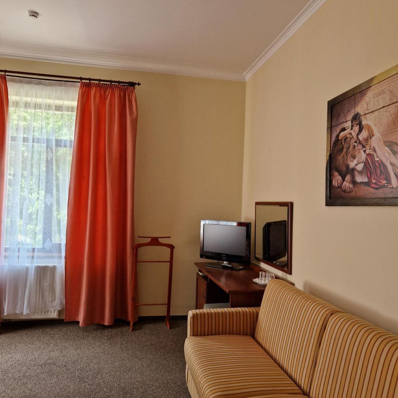 Hotel Helikon Yanoshi ภายนอก รูปภาพ