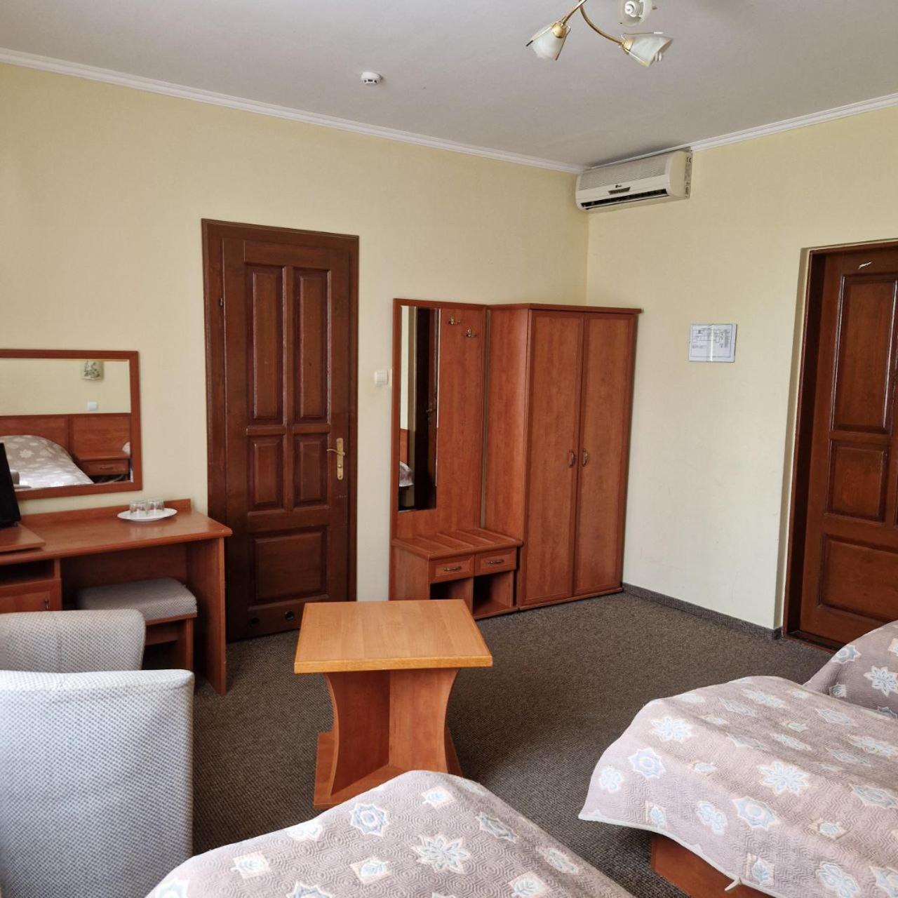 Hotel Helikon Yanoshi ภายนอก รูปภาพ