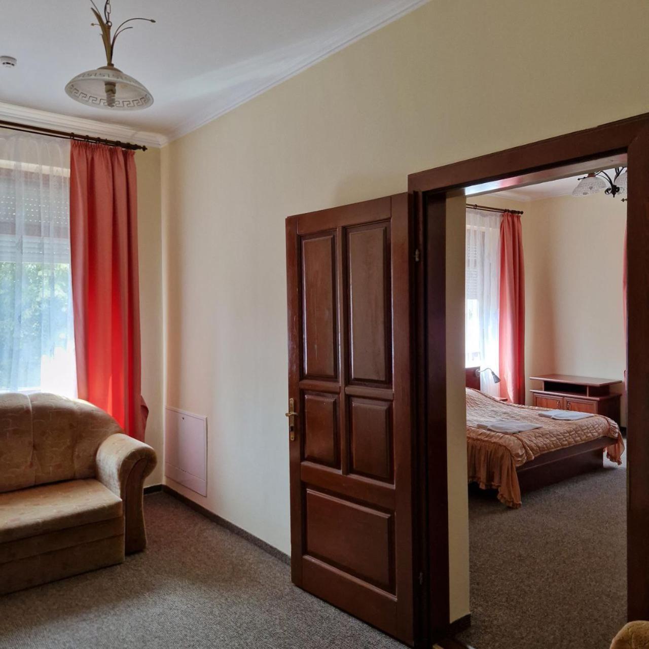 Hotel Helikon Yanoshi ภายนอก รูปภาพ